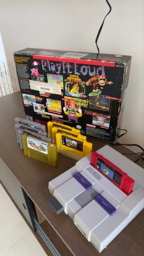 Super Nintendo (SNES) na Caixa + 8 Jogos + Controle Sem Fio (Wireless)