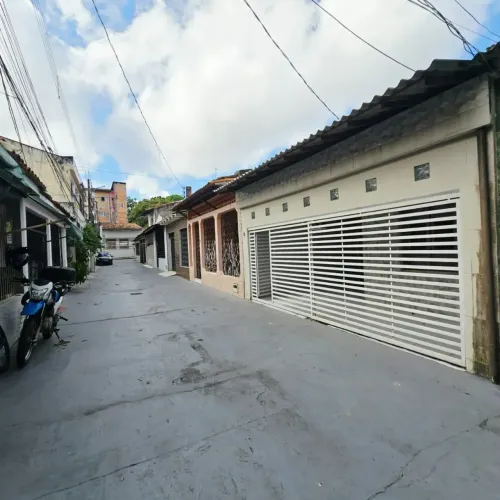 CASA EM VILA FECHADA COM QUINTAL, 3 QUARTOS SENDO 1 SUITE