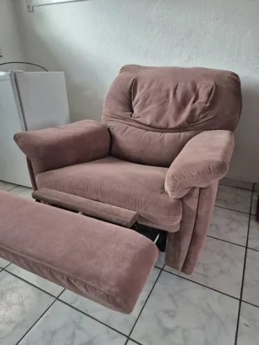 Poltrona reclinável de veludo