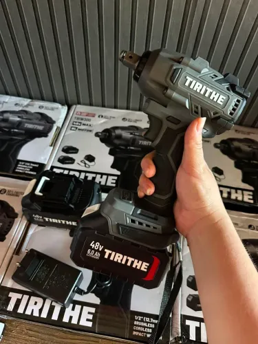 CHAVE DE IMPACTO BRUSHLESS TIRITHE DUAS BATERIAS 48V - 500NM NOVA