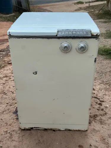 Máquina de lavar antiga de ferro Brastemp