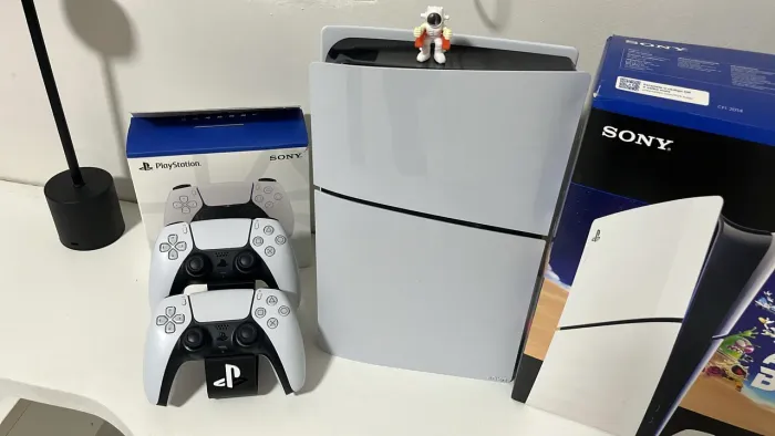 PS5 Slim 825 GB - Acompanha 2 Controles e 2 Jogos