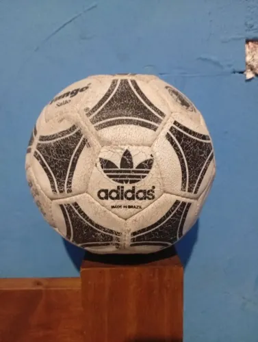 Bola antiga da Adidas