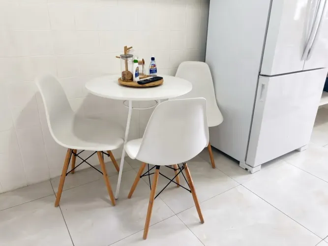 Conjunto Mesa Redonda 70cm + 3 Cadeiras Eames Eiffel (Excelente Estado)