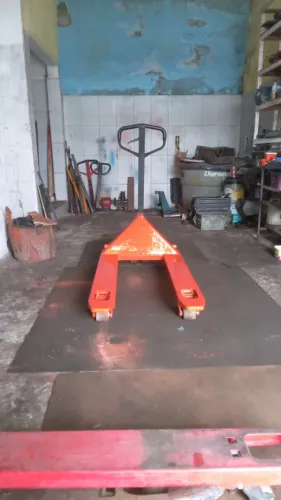 Paleteira Manual 2.000 kg revisada e pronta para uso