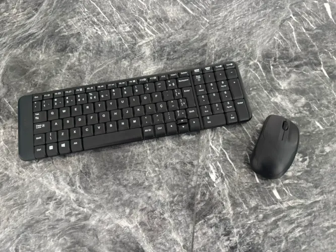 - Kit de Teclado e Mouse sem fio Logitech Mk235 Teclado grafite e mouse preto
