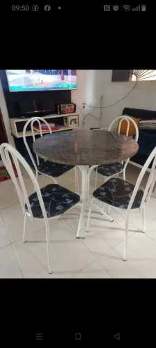 Mesa de mármore pequena com a entrega 