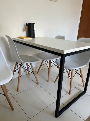 Mesa branca e 4 cadeiras 
