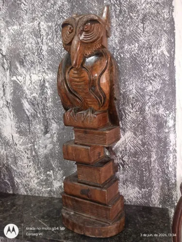 Escultura artesanal em madeira de lei de uma Coruja
