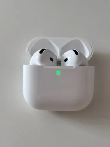 AirPods 4 com cancelamento ativo de ruído - NA GARANTIA