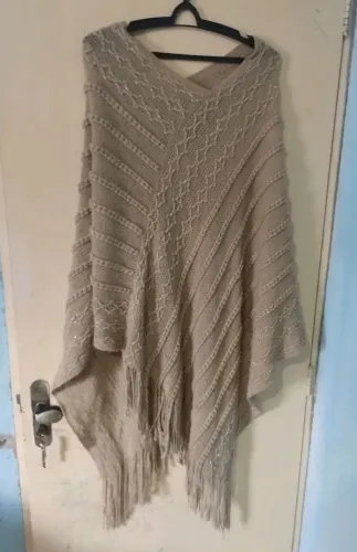 Poncho em lã bege