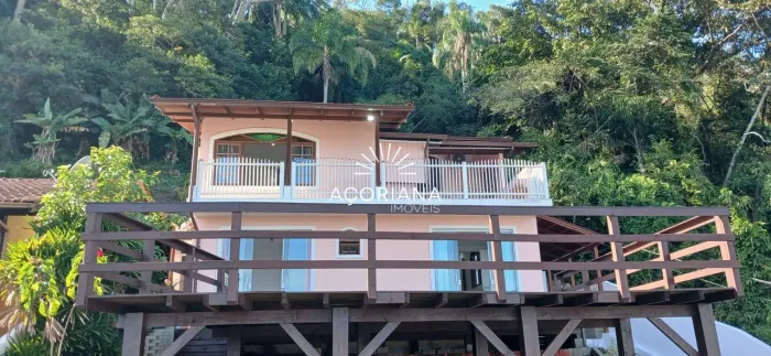 Casa para Locação com 5 Quartos e Piscina Aquecida no Rio Tavares