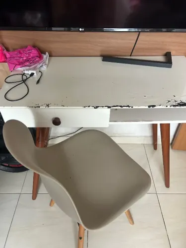 Mesa escrivaninha retrô e cadeira Eames com pé de madeira