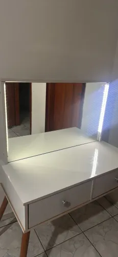 Penteadeira com Led estilo Camarim Super nova com pés de madeira