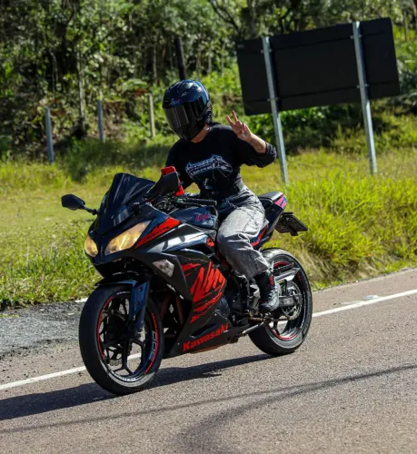 Kawasaki Ninja 300 Preto com Vermelho