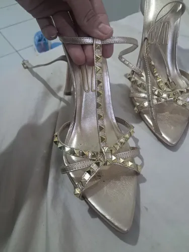 Salto alto dourado original 