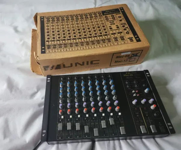 Mesa de Som UNIC MAC08 Golden Séries (8 canais) Abaixou o preço!