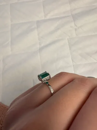 Anel de Esmeralda com diamantes em Ouro Branco 