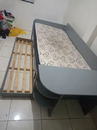 Cama com auxiliar e Mesa acoplada e colchão D28