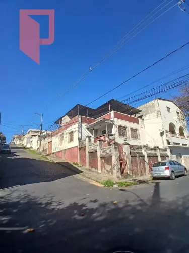 Casa de Esquina Excelente Potencial à Venda no Bairro Bonfim - Belo Horizonte - MG com 3 Q