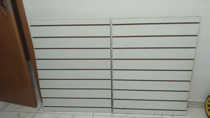 Vende-se 2 expositor painel ripado