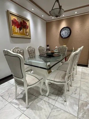 Mesa de jantar com tampo de vidro e pé em madeira com laca com 8 cadeiras. 