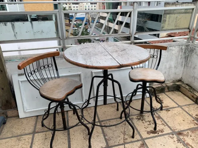 Mesa retrô com 2 bancos