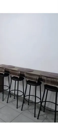 Bancada com banquetas 