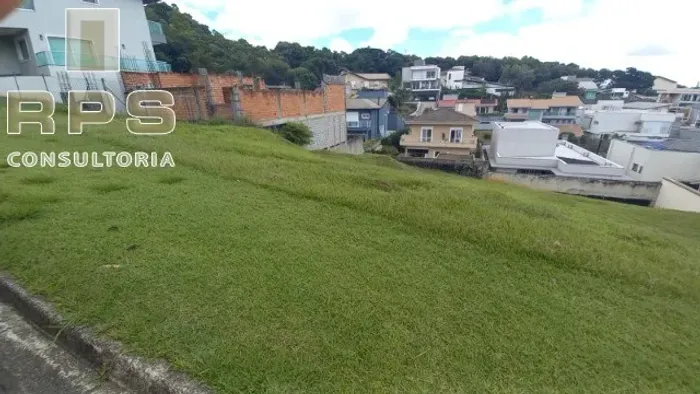 Oportunidade! Terreno no Condomínio Água Verde com leve declive, porém vista maravilhosa e