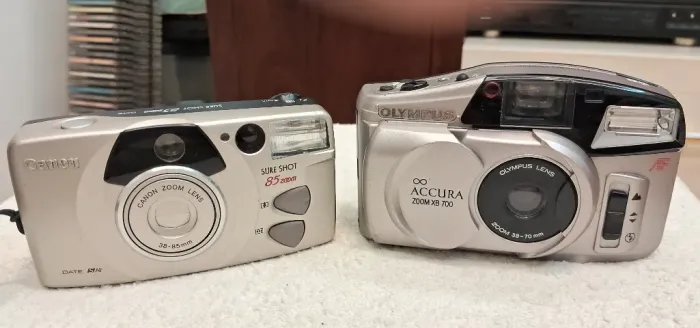 2 Máquinas Fotográficas Analógicas Canon e Olympus para peças ou reparo