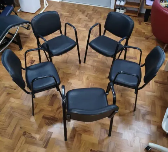 Cadeira de Escritório / Recepção / Sala de Aula - Cadeira com Braço - Preta