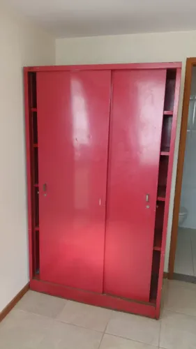 armario vermelho vintage