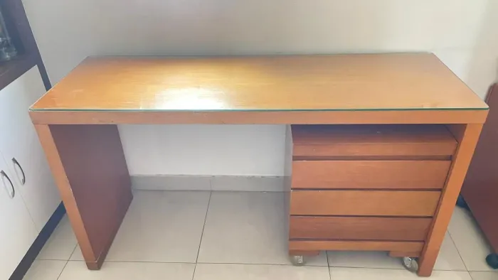 Linda mesa com vidro e gaveteiro