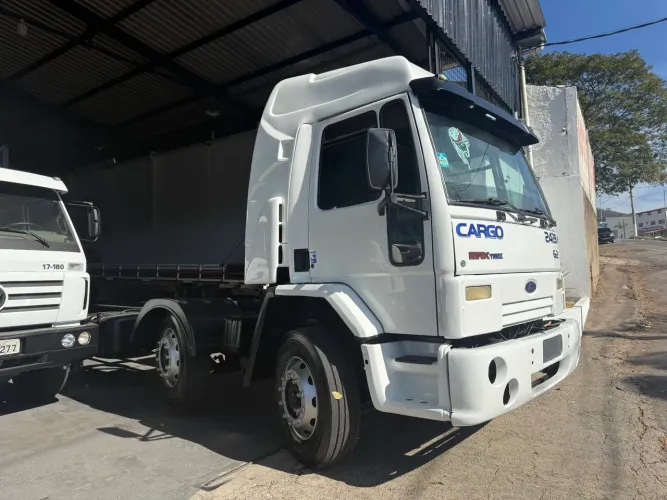 FORD CARGO 2428E (no chassis ou com carroceria)