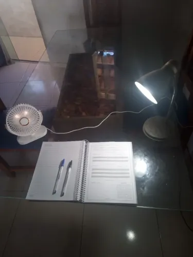 Luminária Articulada Cinza e Acessórios + Mini Ventilador de Mesa
