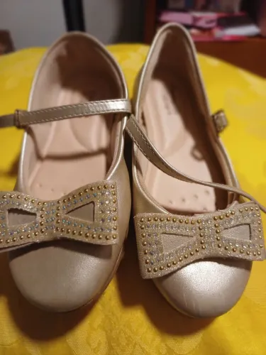 Sapatinho dourado infantil