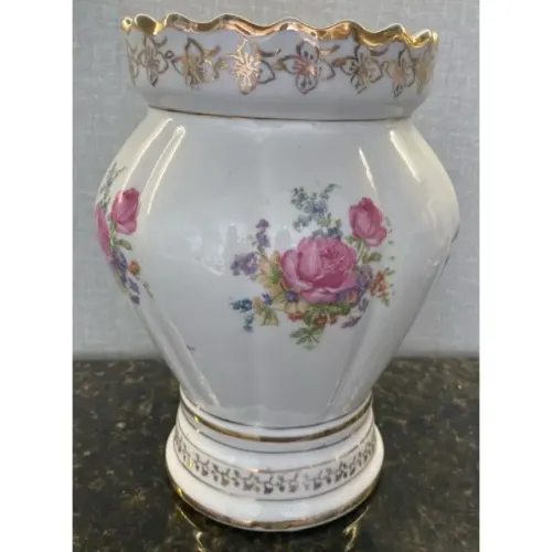 Vaso antigo com cena floral em estilo europeu com borda dourada.
