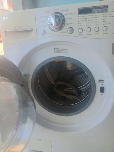 Vendo uma máquina de LG de 11.7 valor: 3.000 até 2.500 vende só passo recibo na compra
