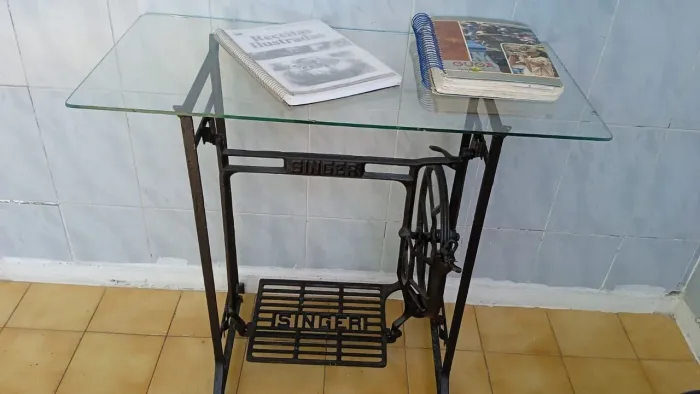 Mesa de vidro com estrutura em metal