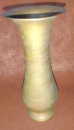  Vaso Floreira em Metal dourado  Indiano ricamente trabalhado em baixo relevo com desenhos