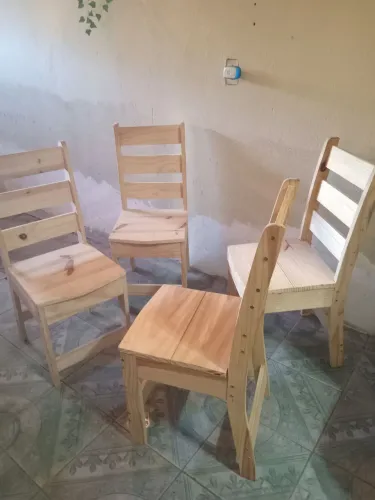 Conjunto de 4 cadeiras de madeira 