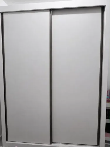 Vende-se guarda roupas de 2 portas de correr