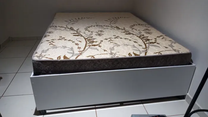 Cama casal semi nova com colchão Gazin
