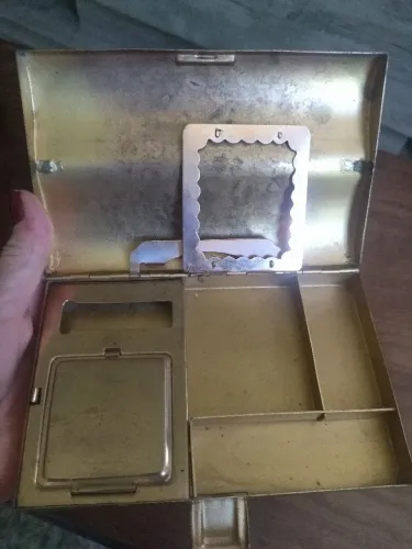 Estojo de maquiagem antigo de metal dourado