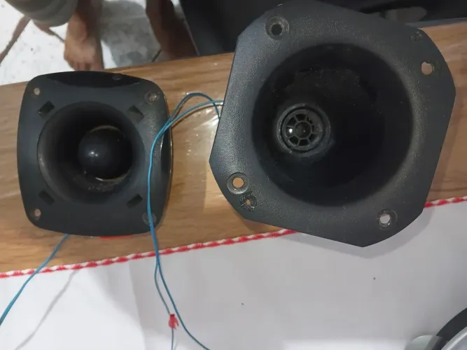 Uma corneta e uma twitter JBL