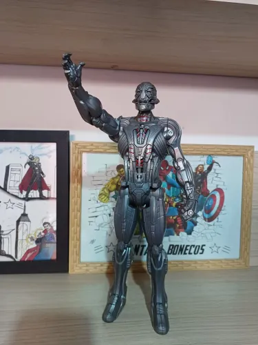 Ultron eletrônico 30cm original marca Hasbro 