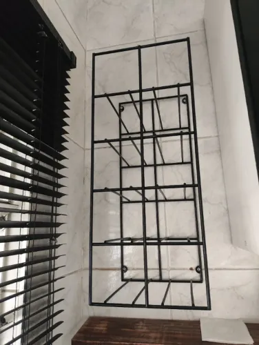 Adega Vertical de parede preta em ferro 10 garrafas