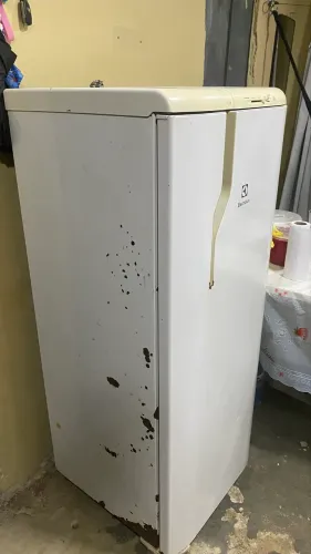 Geladeira Electrolux RE31 240 litros funcionando perfeitamente.