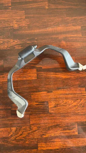 SUPORTE ORIGINAL DA BOLHA / PARABRISA BAJAJ DOMINAR 400 TOURING 2025