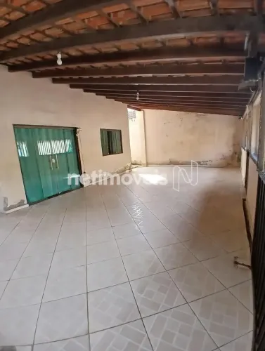 Casa ampla, arejada e super bem localizada em Santos Dumont - OPORTUNIDADE !!!